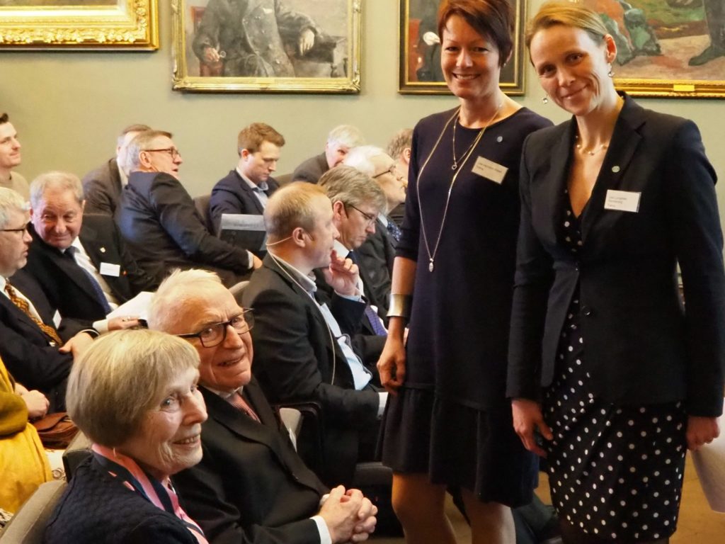 Lise Lyngsnes Randeberg som er president i Tekna (til v.) og generalsekretær Line Henriette Holten gratulerer prisvinneren Erling Hammer og hans kone Ingrid Hammer