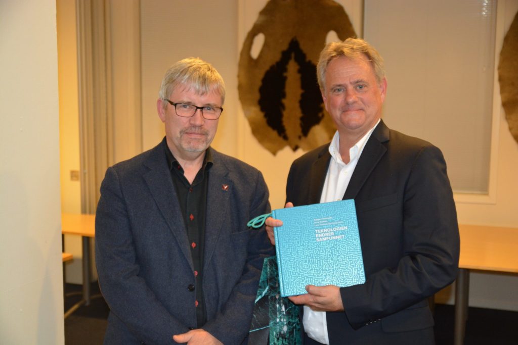 Geir Anton Johansen, leder for NTVAs programkomite i Bergen til venstre og professor James Lorens til høyre