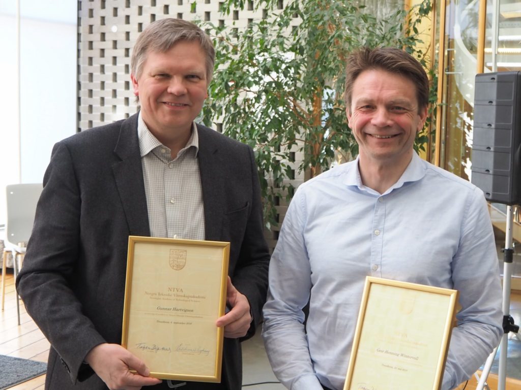 Gunnar Hartvigsen (til venstre) og Geir Henning Wintervoll mottok diplom og nål som nye medlemmer av NTVA
